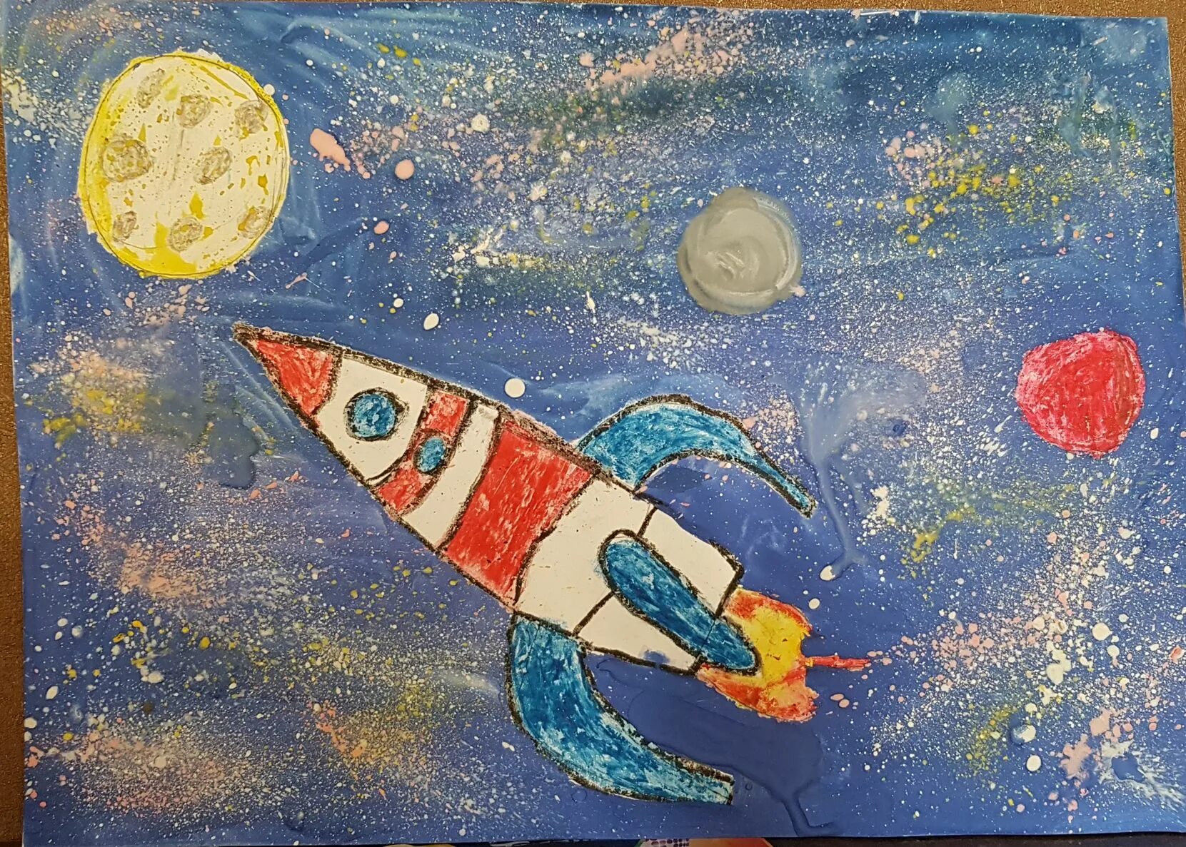 День космонавтики изо 5 класс. Космос рисунок для детей. Рисунок ко Дню космонавтики. Рисование ко Дню космонавтики. Рисунки на тему космос для детей.