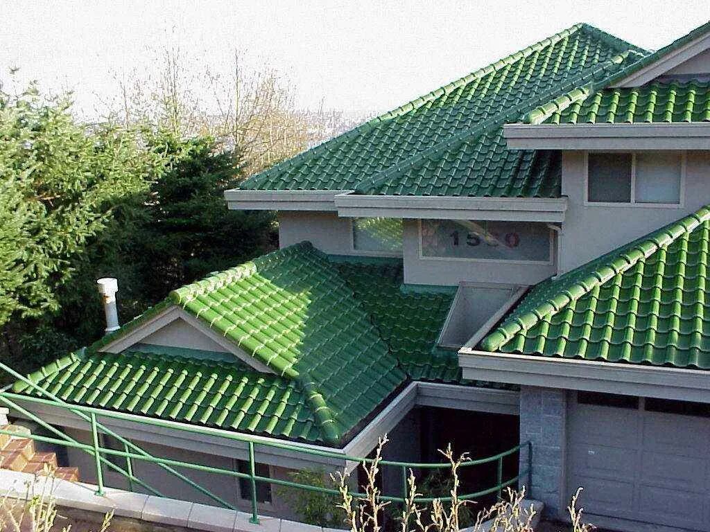 Металлочерепица Арарат зеленый. Красивые крыши. Крыша зеленого цвета. Дом с зеленой крышей.