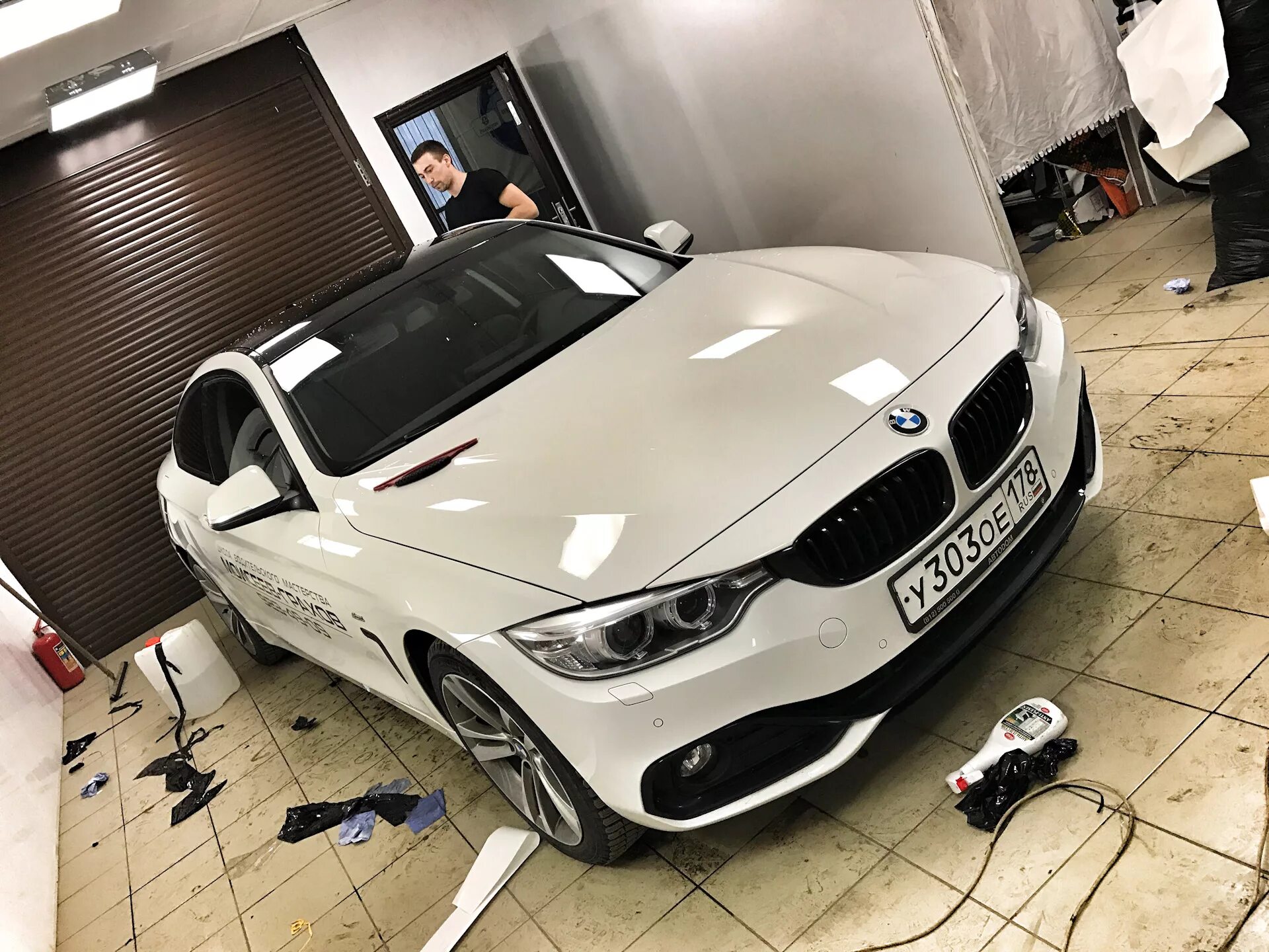 Авито бмв краснодарский край. BMW f30 черная крыша. BMW 3 f30 белая с черной крышей. БМВ f30 белая с черной крышей. BMW f30 белая с черной крышей.