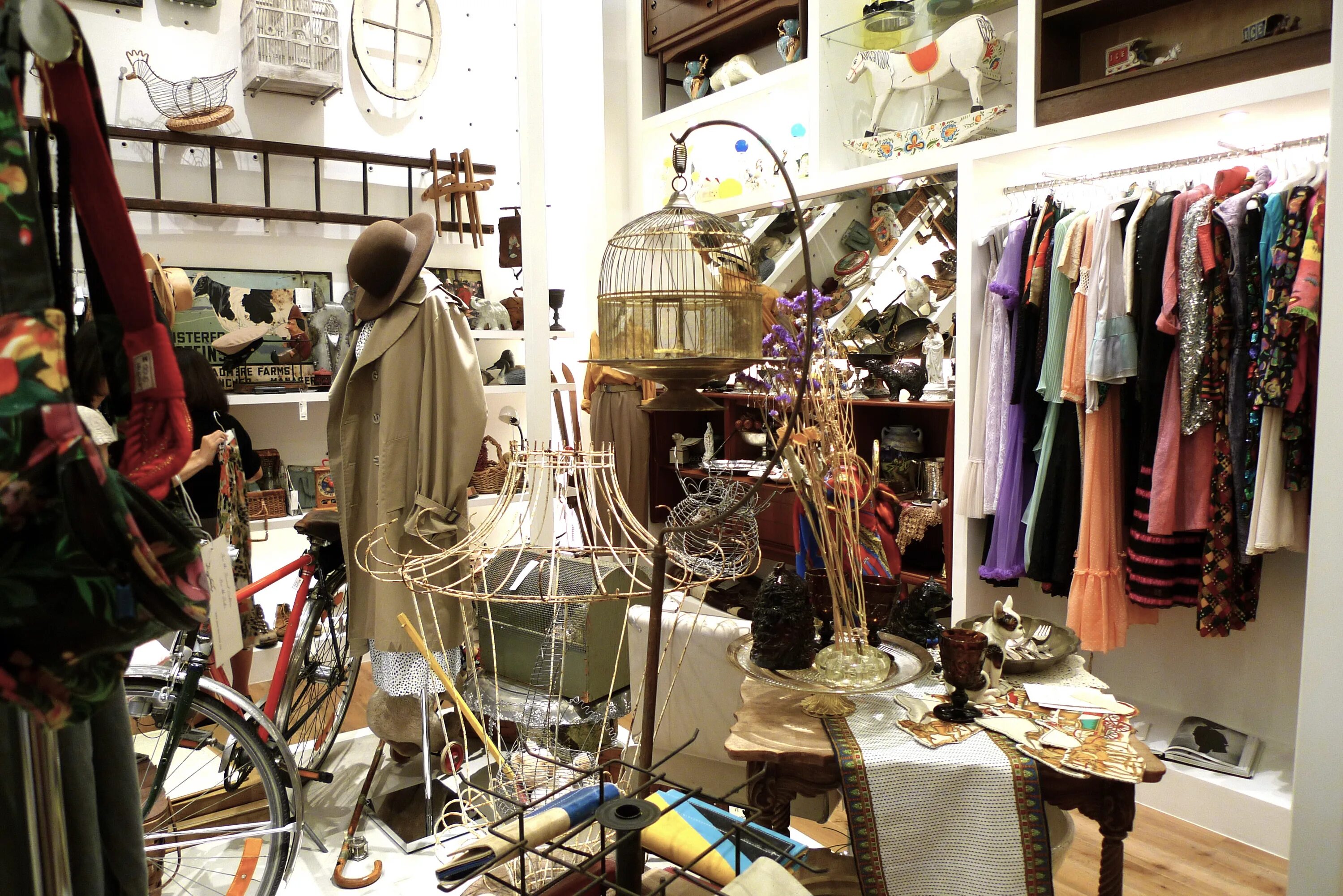 Винтажные вещи секонд хенд. Винтажная одежда секонд. Винтажная одежда секонд. Винтажные вещи одежда. Винтажные вещи.