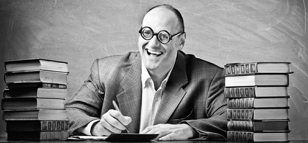 Учитель объясняет. Молодой учитель мужчина. Профессор. Довольные профессора. Психолог мужчина.