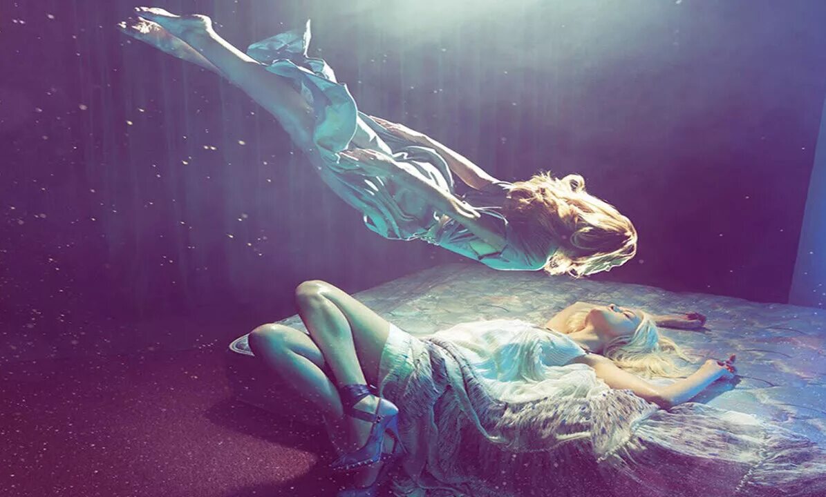 Душа над телом. Dorian vallejo художник. Душа над телом. Душа над телом. Картина девушка с длинными волосами.