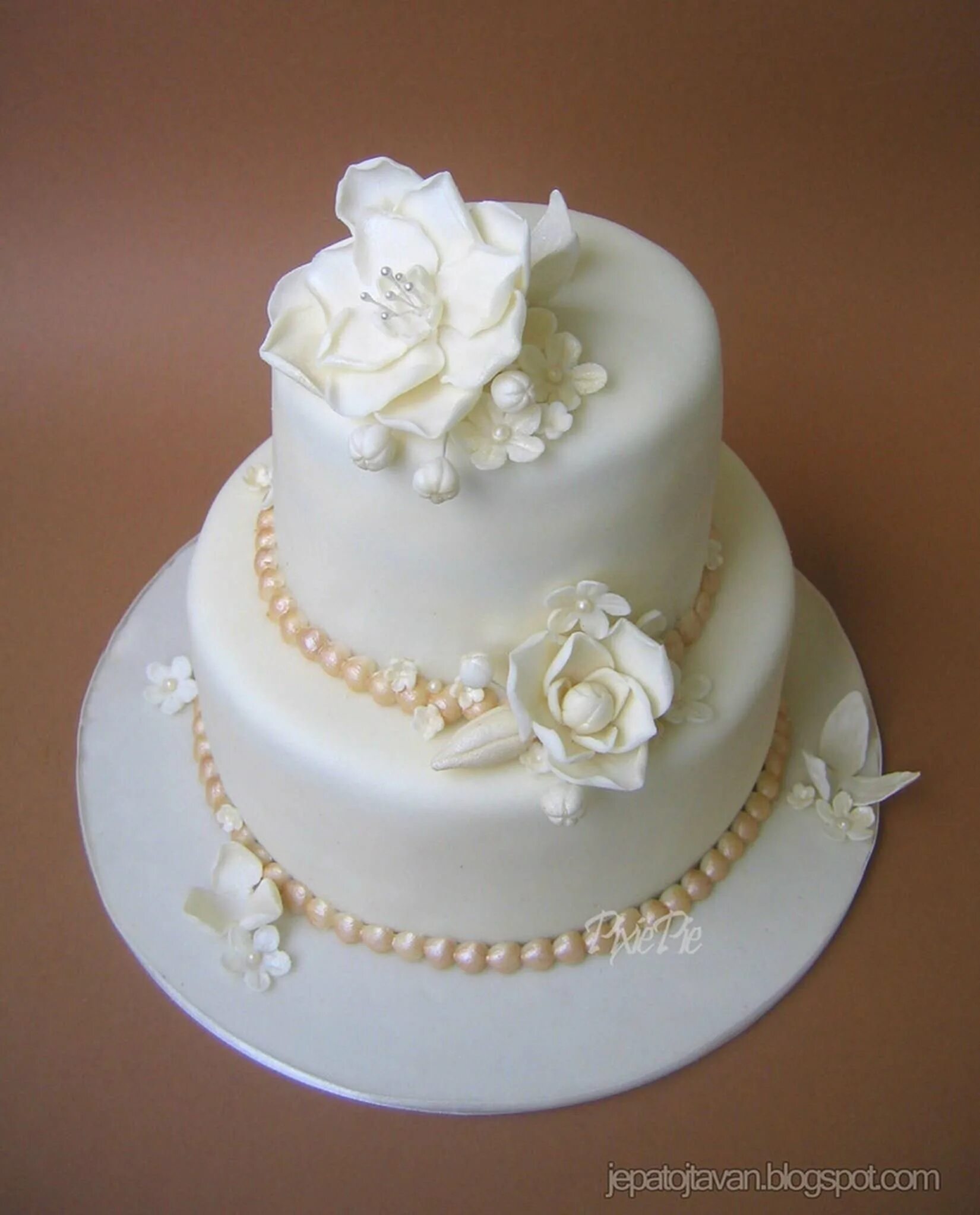 Белые двухъярусные торты. Свадебный торт двухъярусный. Белые двухъярусные торты. Маленький свадебный торт. Свадебный торт!.