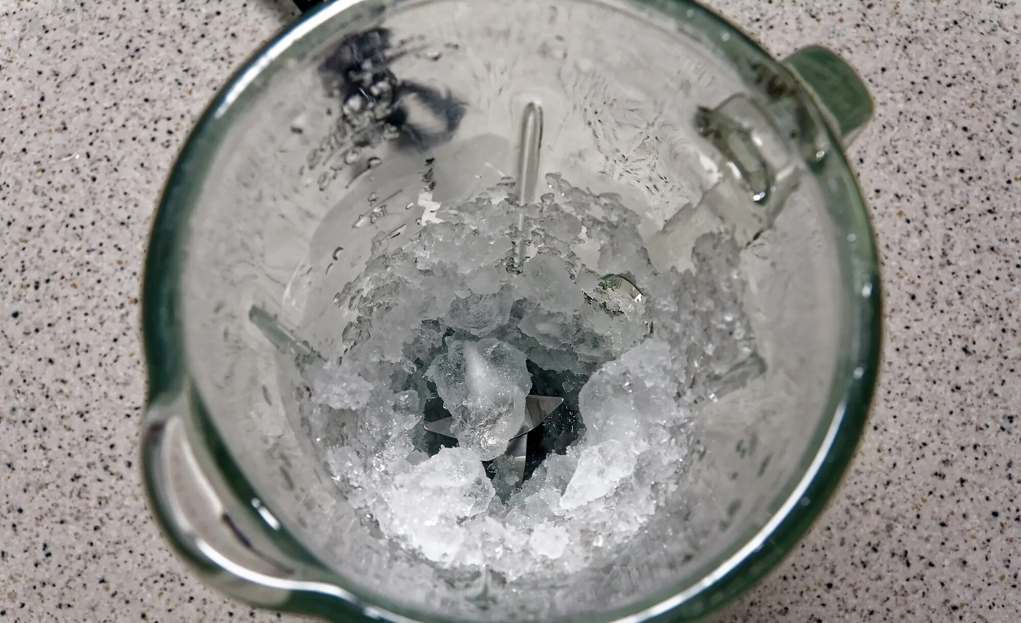 Лед в блендере можно. Blender таящий лёд. Коктейль из перемолотого льда. Лимонад с раздробленным льдом. Дробленый лед.