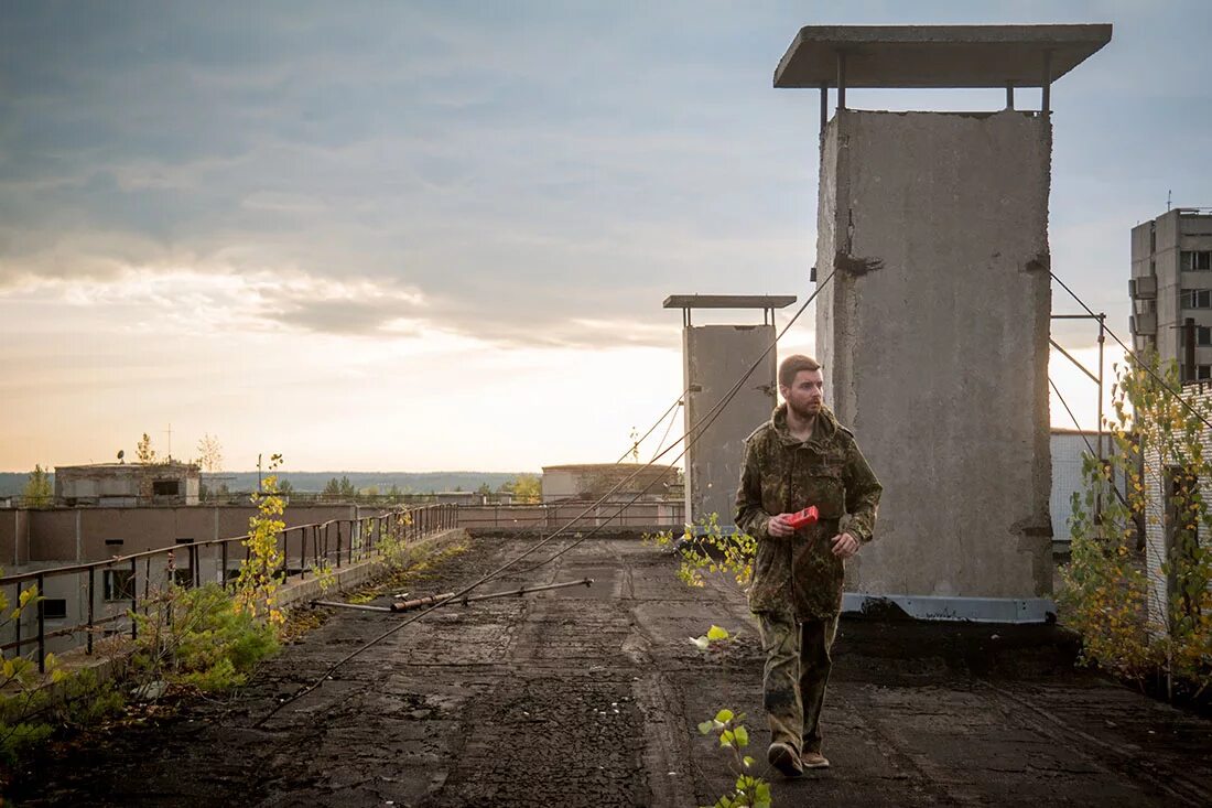 сталкеры чернобыля и опасная зона. мертвый долговец сталкер. чернобыль зона отчуждения сталкер. сталкерстрайк сталкер спиной. припять 1886.