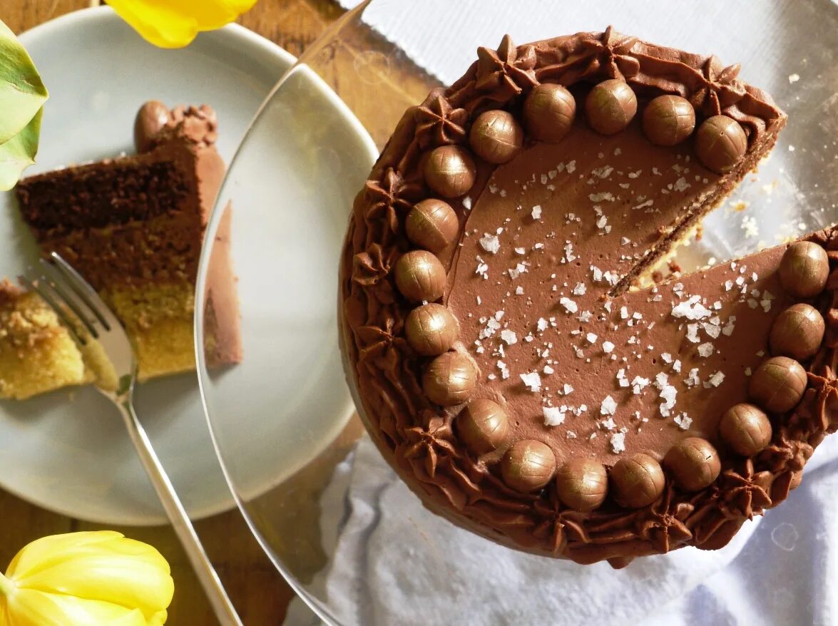 Украшение торта орехами и шоколадом. Украшение торта шоколадными шариками. Торт карамельно Ореховый. Торт с шоколадными шарами.