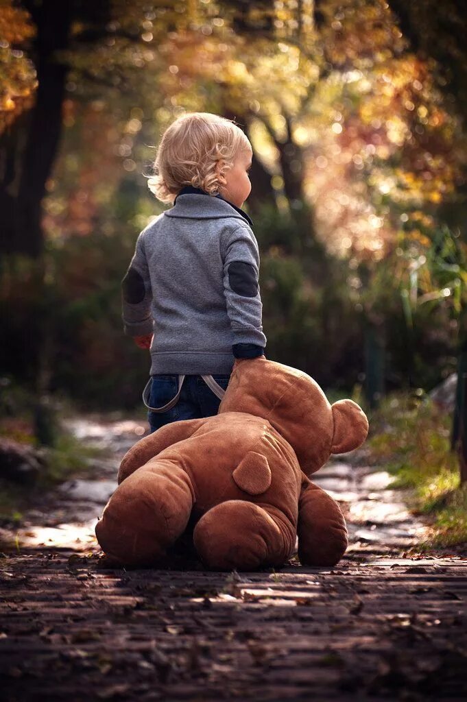 Счастливые дети со спины. Ребенок со спины. Ребенок со спины. Малыш со спины с игрушкой. Мальчик с мишкой.