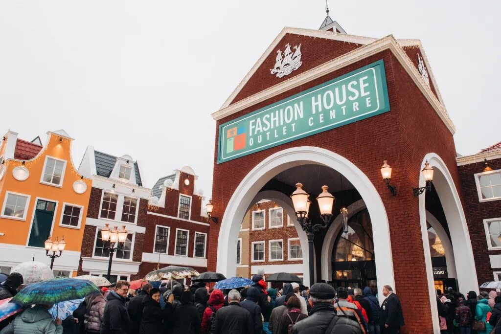Аутлет хаус. Аутлет-центр fashion house. Аутлет красносельское шоссе. Фэшн хаус черная грязь. Fashion house таллинское шоссе.