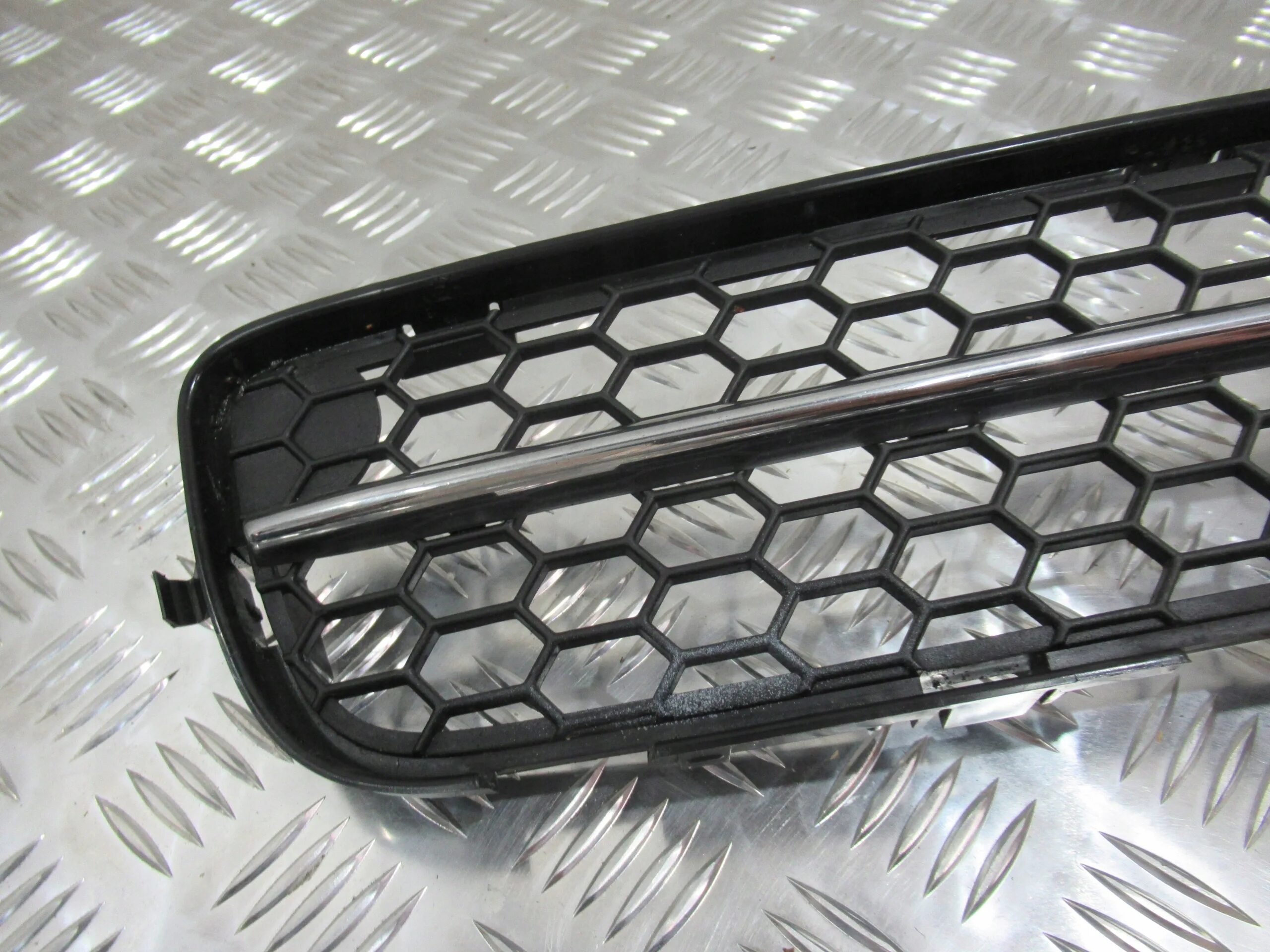 Решетка вентс мв 120 ж. 8v3807681 9b9. Вентиляционная решетка старая. 82322924 решётка volvo fh. Решетка 13.