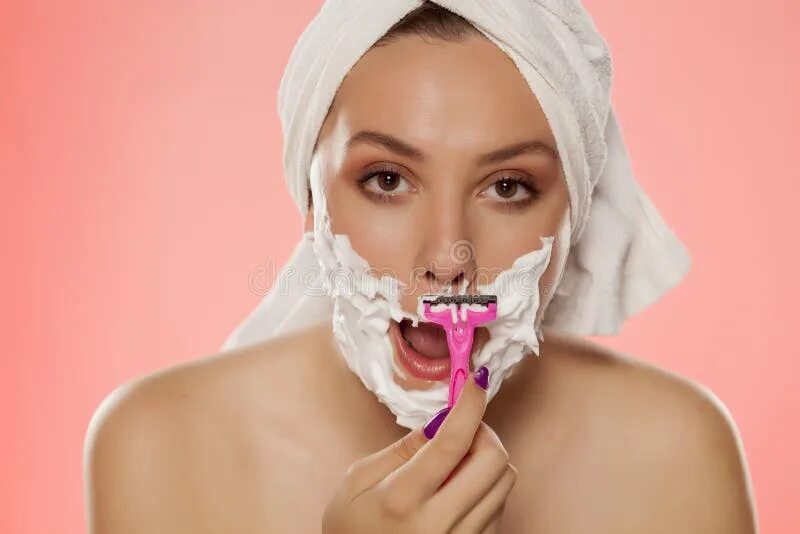 Теток бреют. Женщина бреет лицо. Женщина бреет усы. Фотосессия гладкое бритье лица.