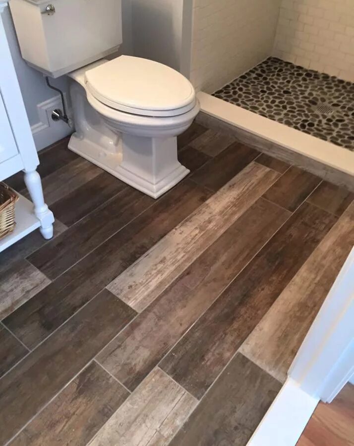 Напольные покрытия для ванной. Деревянный пол в ванную. Ванна с деревянным полом. Санузел с деревянным полом. Пол в ванной из дерева.