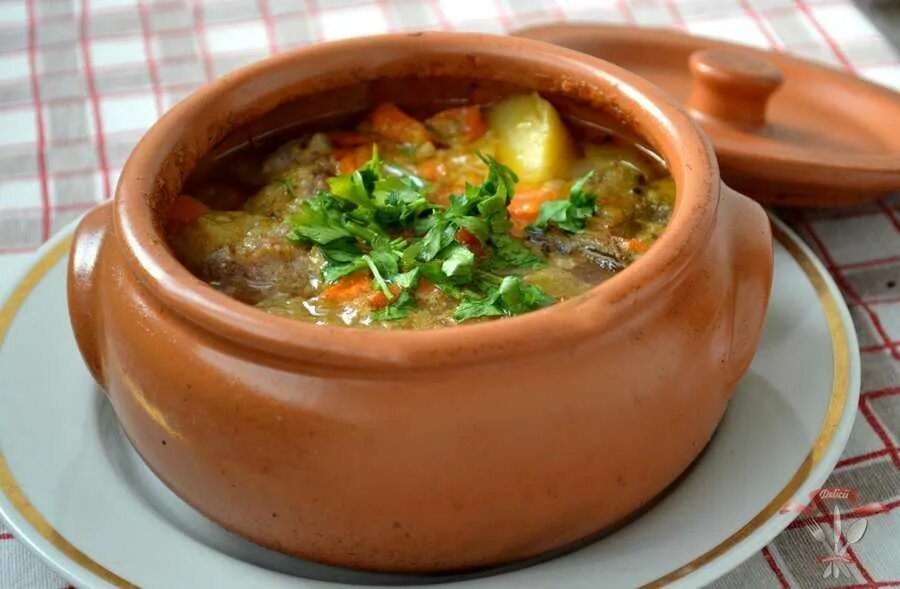 жаркое из свинины в горшочках. картошка пюре в горшочках в духовке. жаркое из свинины с картошкой в горшочках. картошка с мясом в горшочке в микроволновке. картошка в горшочках в микроволновке.