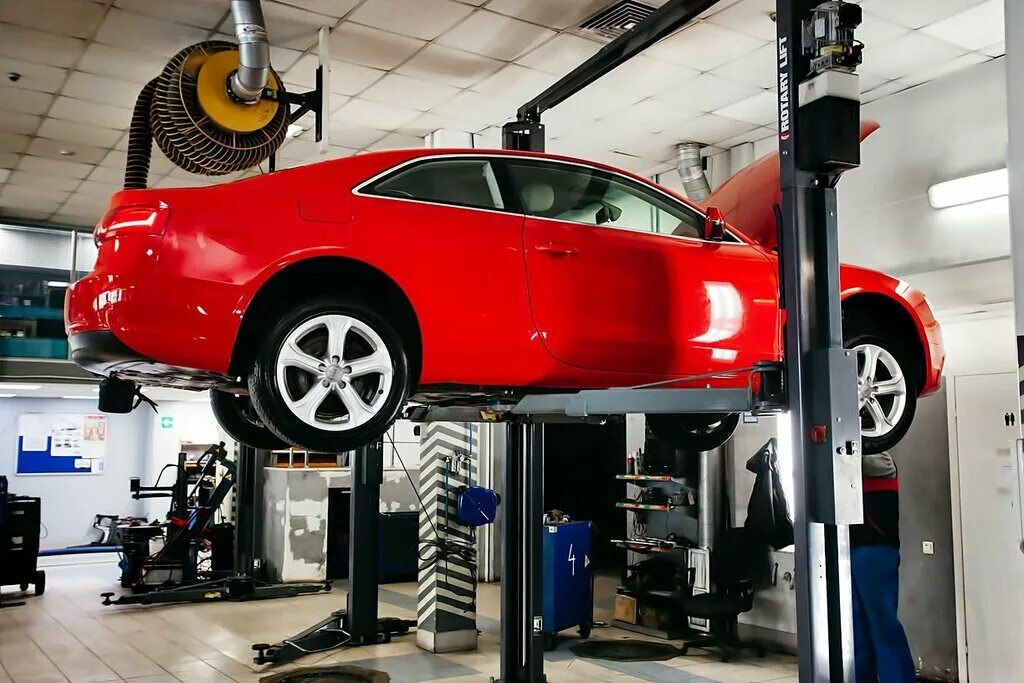 Техническое обслуживание автомобиля. Автомастерская. Service avto. Чинит автомобиль. Техническое обслуживание автомобиля.