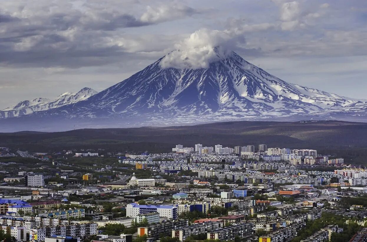 Агентства камчатский край. Вулкан Камчатка Петропавловск Камчатский. Три вулкана Петропавловск-Камчатский. Петропавловск Камчатский 2 вулкана. Камчатка город и горы.