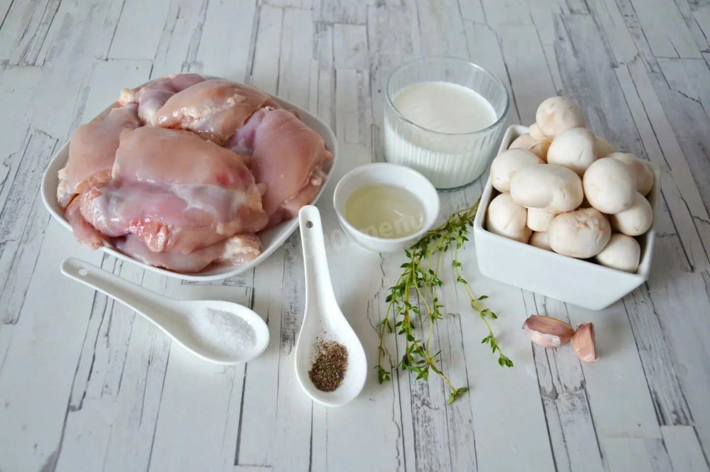 Как делается курица с грибами. Куриные бедра с шампиньонами. куриные бедра в сливочном соусе. куриное бедро с грибами. филе бедра курицы с шампиньонами.