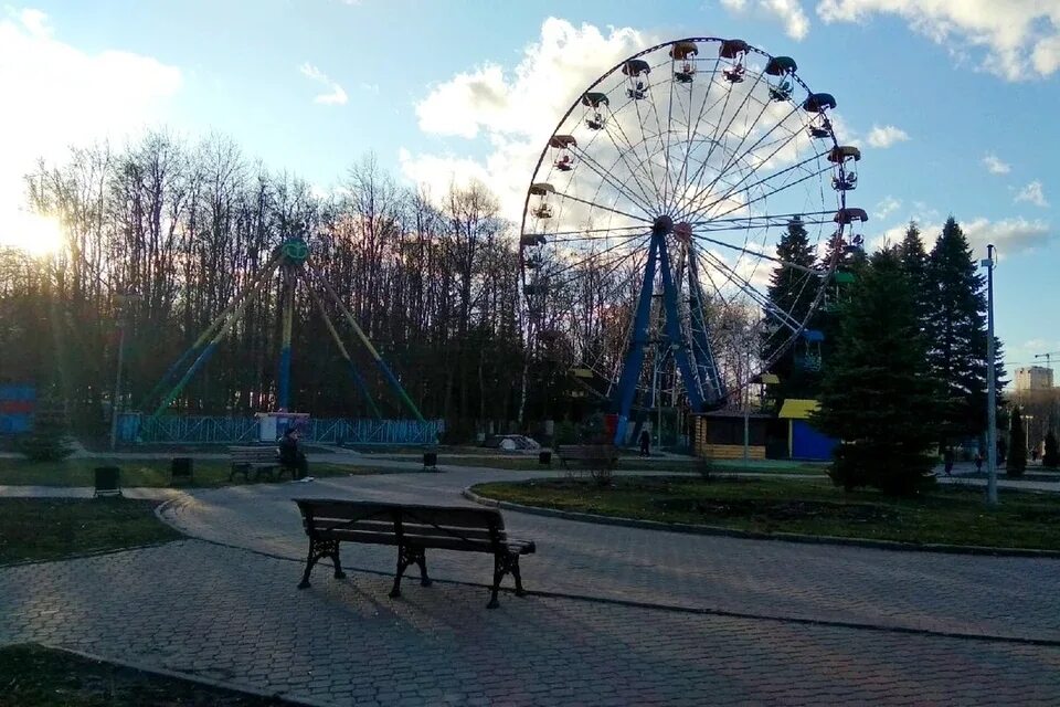 Парк победы липецк картинн. Город липецк парк победы. Парк победы липецк аттракционы. Бумеранг парк победы липецк. Работают ли парки в липецке.