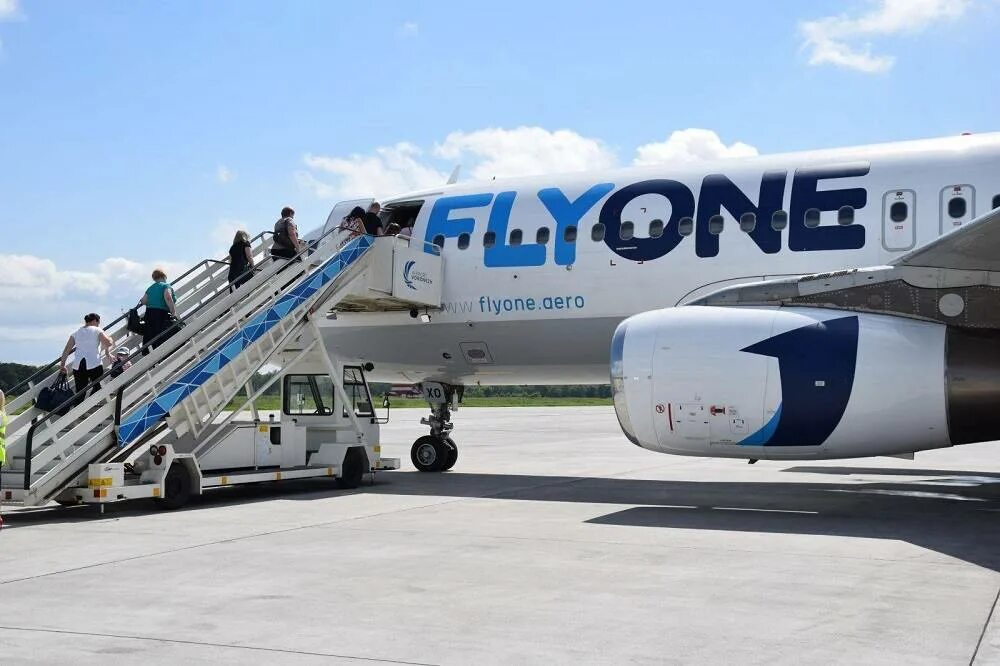 Flyone eu. Авиакомпании flyone Armenia. Самолет Флай Ван. Самолеты авиакомпании Флай уан. Flyone Кишинев.