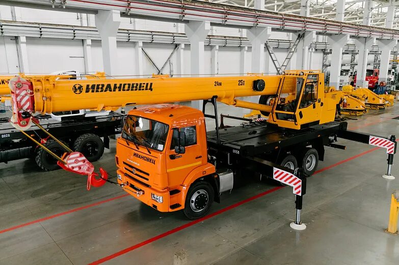 Автомобильный кран марки. Автокран ивановец 25. ивановец 25 тонн. камаз 65115 ивановец. грузоподъемность крана камаз.