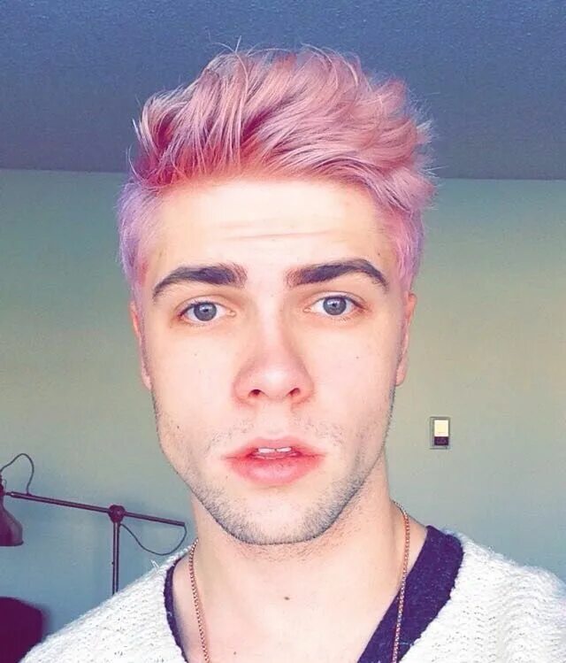 Цветные волосы мужские. Розовый цвет волос у парней. Парень с розовыми волосами. Розовые волосы мужские. Шастун покрасил волосы