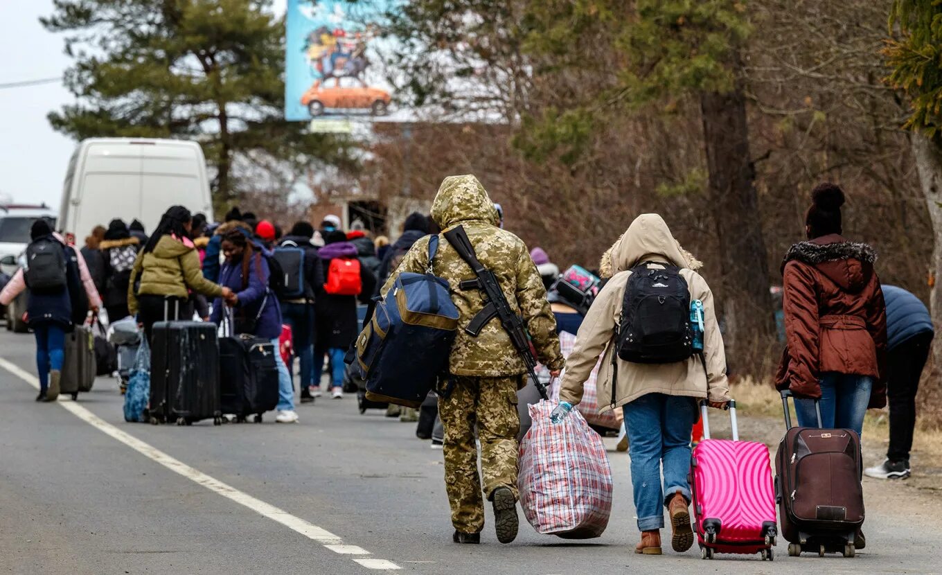 Россия приняла беженцев. Беженцы с Украины. Беженцы с Украины 2022. Беженцы с чемоданами. Беженцы из Украины в Россию.