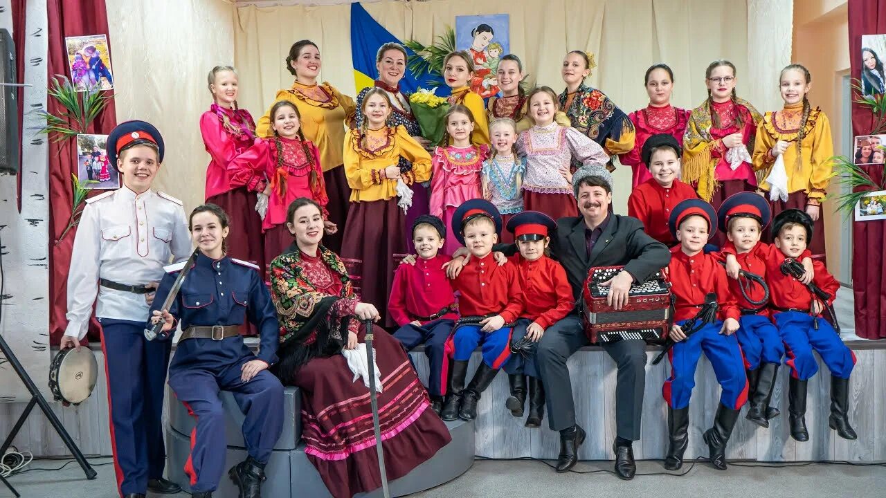 Ансамбль ростов на дону. Православный казачий ансамбль ростов-на-дону. ансамбль дон батюшка ростов на дону. ансамбль звартноц ростов на дону коллектив.