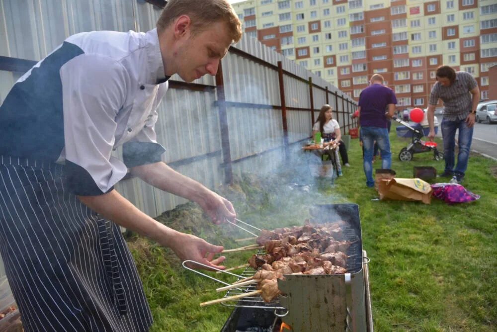 Можно ли жарить шашлыки в городе. Шашлыки на даче. ifiksr yf lfxb. шашашлык на даче. шашлык во дворе.