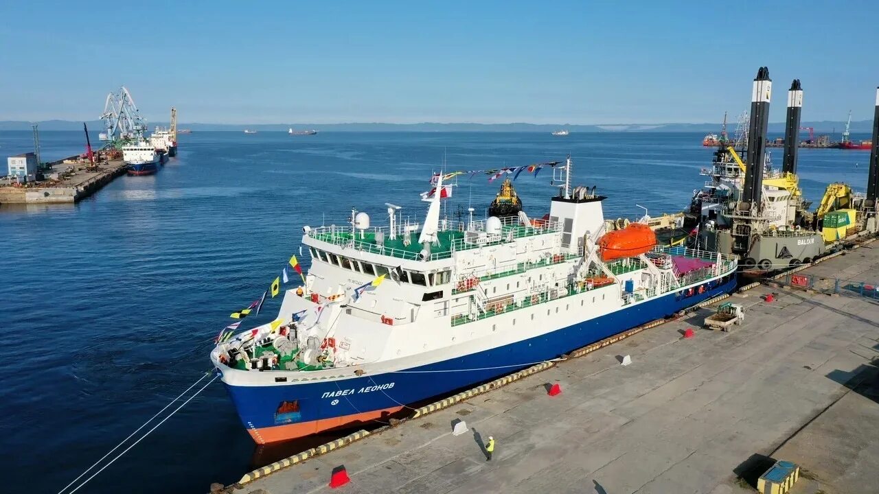 Теплоход павел леонов южно-сахалинск. Игорь фархутдинов теплоход курилы. Теплоход южно сахалинск южно курильск. Корсаков южно курильск. Теплоход невельской на курилы.