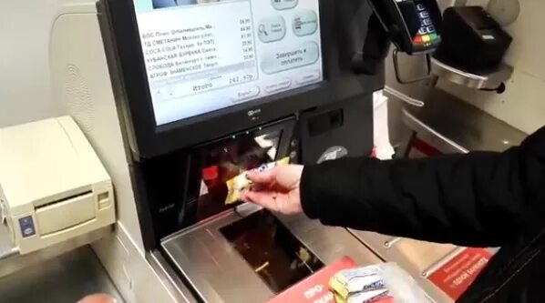 Как пользоваться кассой самообслуживания в магните. Касса самообслуживания. Биометрическая касса самообслуживания в "магните".. Экран на кассе в магните