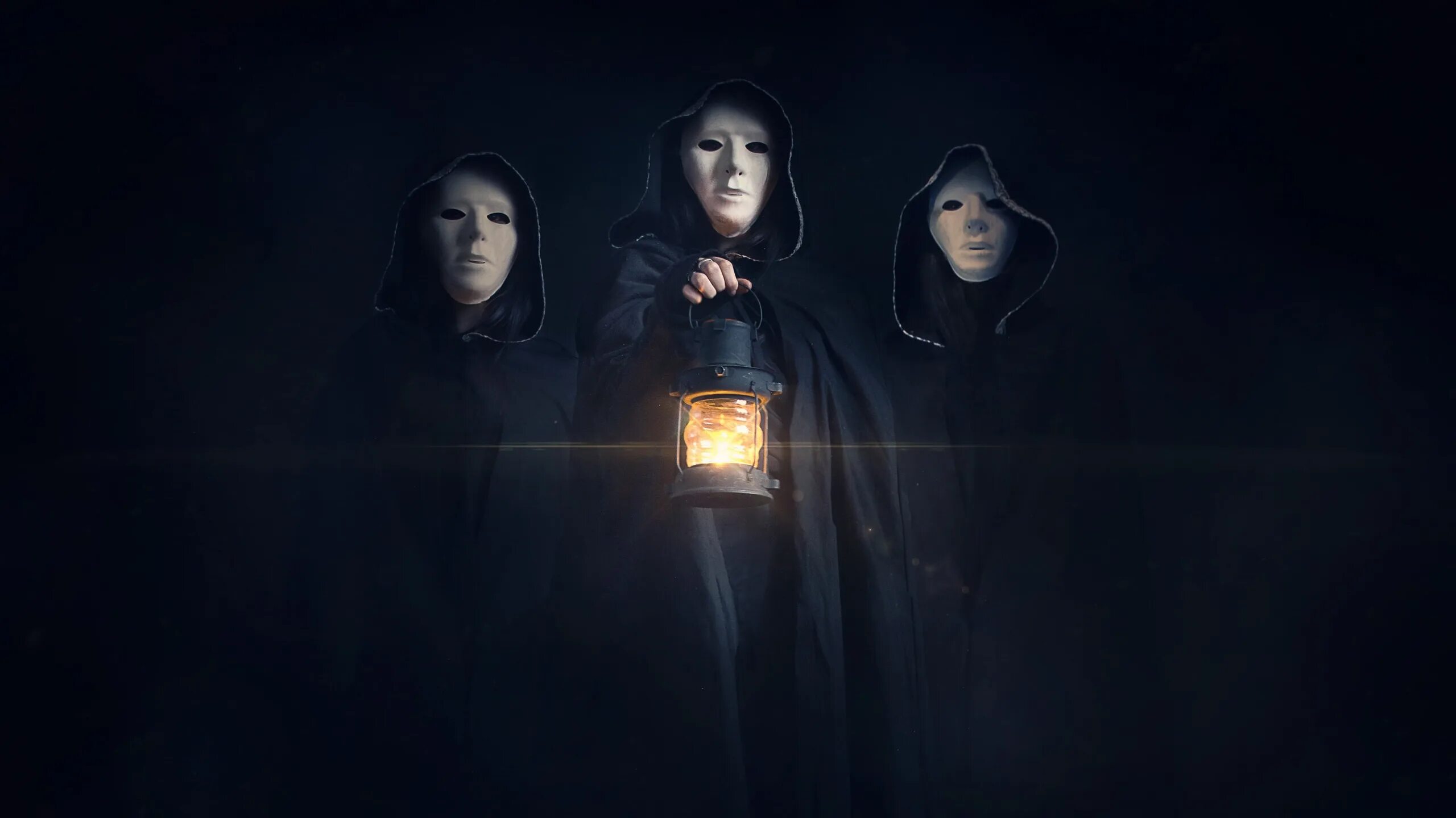 I am in the dark here. Свет во мраке. Свет из тьмы. Свет во тьме. Девушка с фонарем.