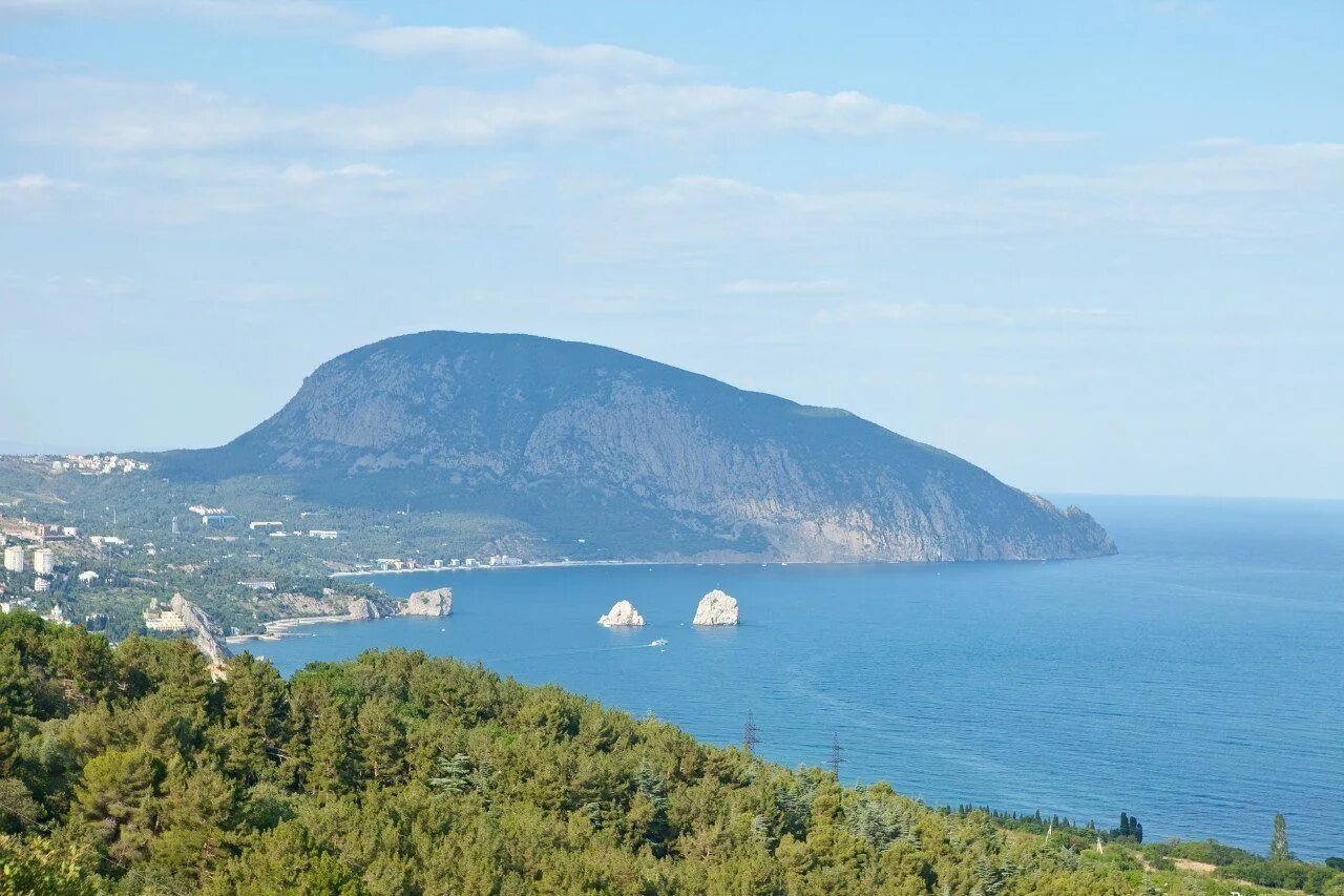 Гора над артеком. Гора Аю Даг Артек. Артек медведь гора. Медведь гора в Крыму Артек. Лагерь Артек гора медведь.