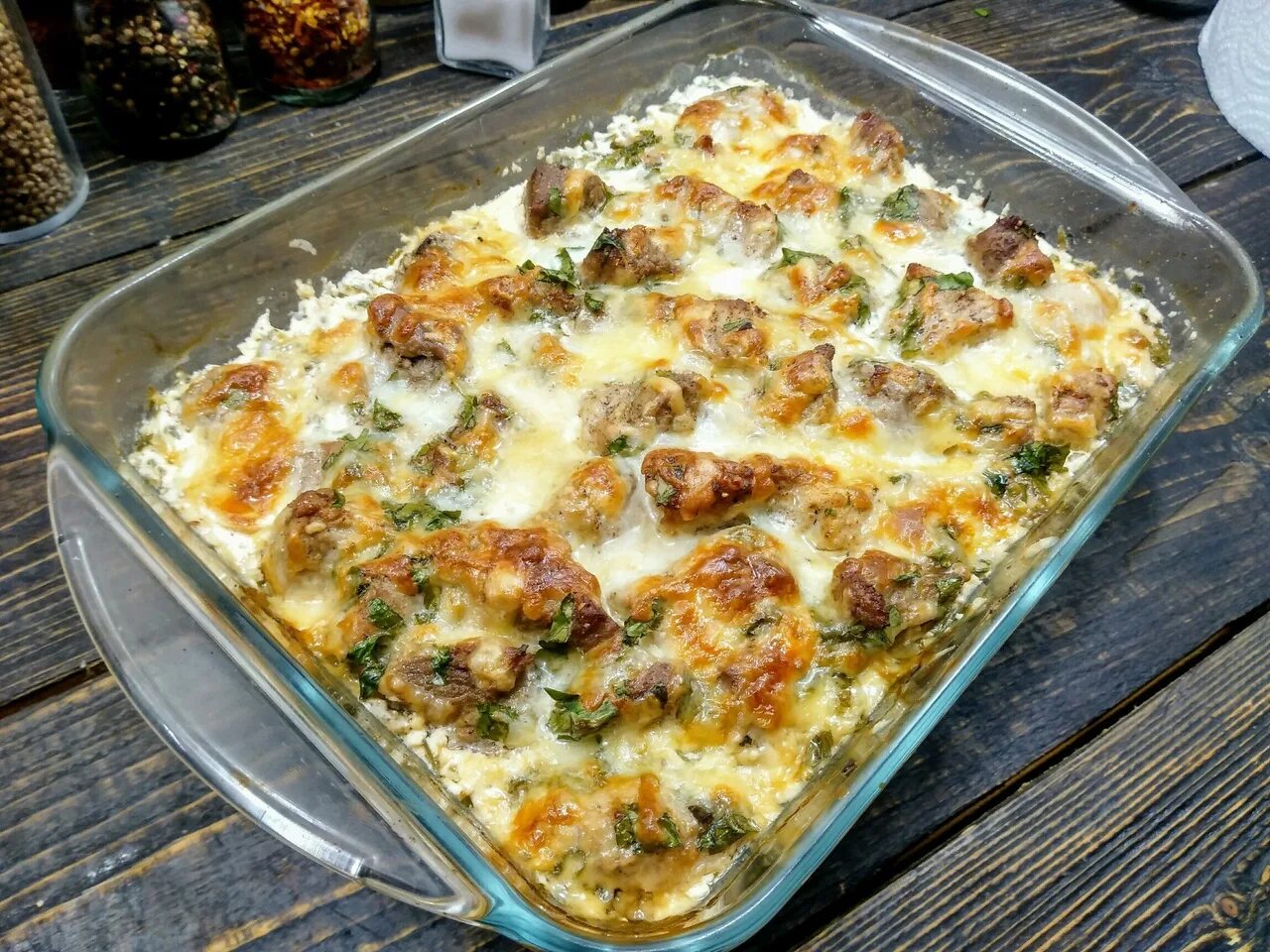 Готовить мясо с грибами в духовке. Свинина с грибами в духовке. картошка с мясом и грибами в духовке. свинина запеченная с грибами. мясо с грибами в духовк.
