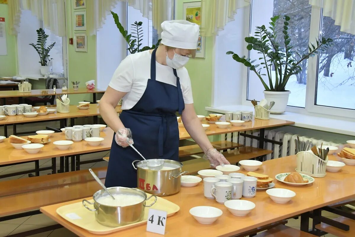 Школьная столовая. Столовой в школе. Столовые в школах. Еда в школьной столовой. Качество питания в школе