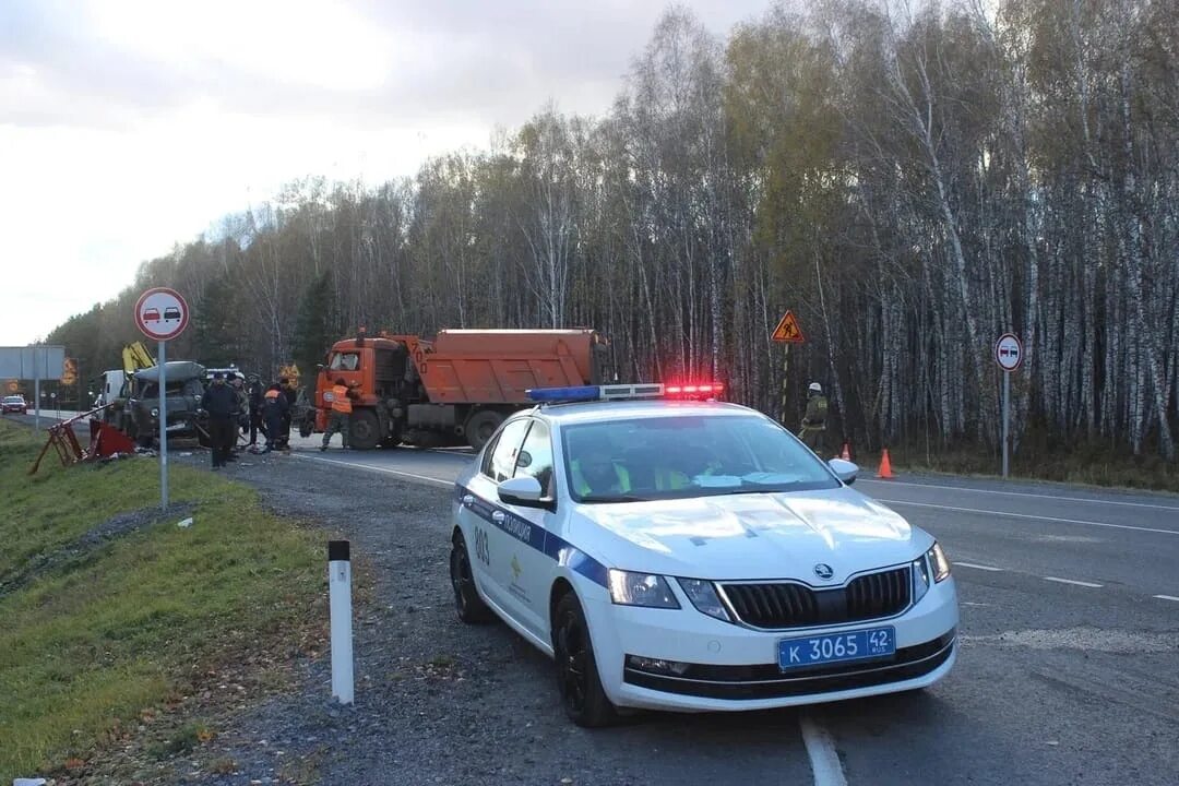 Гибдд 6 октября. Авария на Юргинской трассе. Вольво на трассе. Авария на трассе Томск Юрга. ДТП Кемеровская область 2 грузовика.