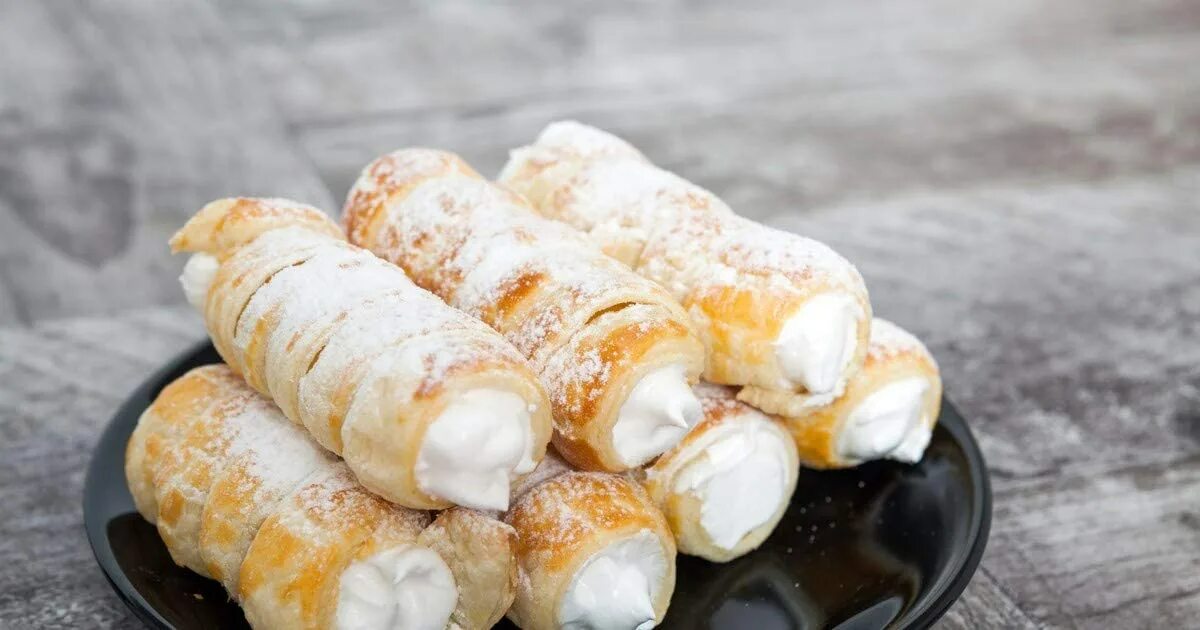 Cream rolls. Трубочки канолли. Трубочки с кремом. Слоеные трубочки с кремом. Пирожное трубочки и муфточки с кремом.