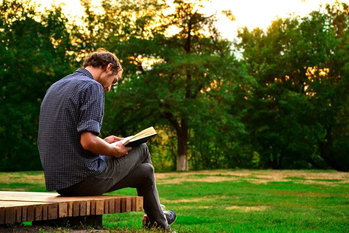 I am read books. Книга человек. Чтение книг. Парень с книгой. Мужчина читает книгу.