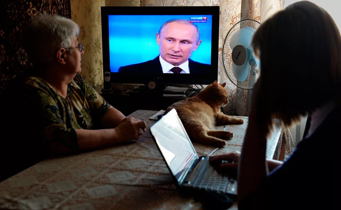 По телевизору все также шел выпуск новостей. Бабушка у телевизора с Путиным.