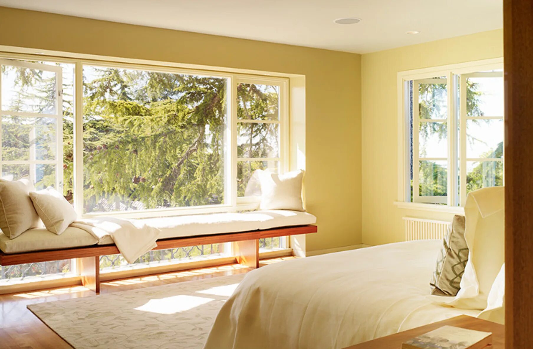 Солнце в разных домах. Окно в интерьере. Интерьер комнаты с окном. Интерьер подоконника в спальне. Красивое окно в интерьере.