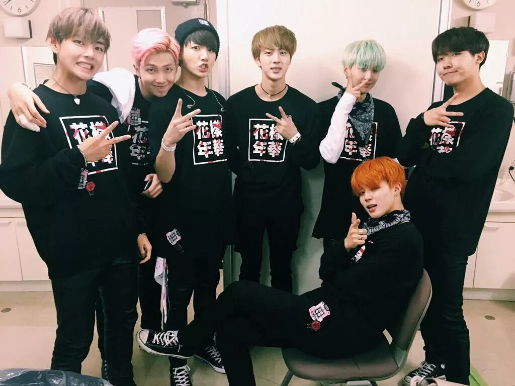Bts мальчик. Бтс 2016. корейская группа bts шуга. бтс 2013. фанатки бтс.