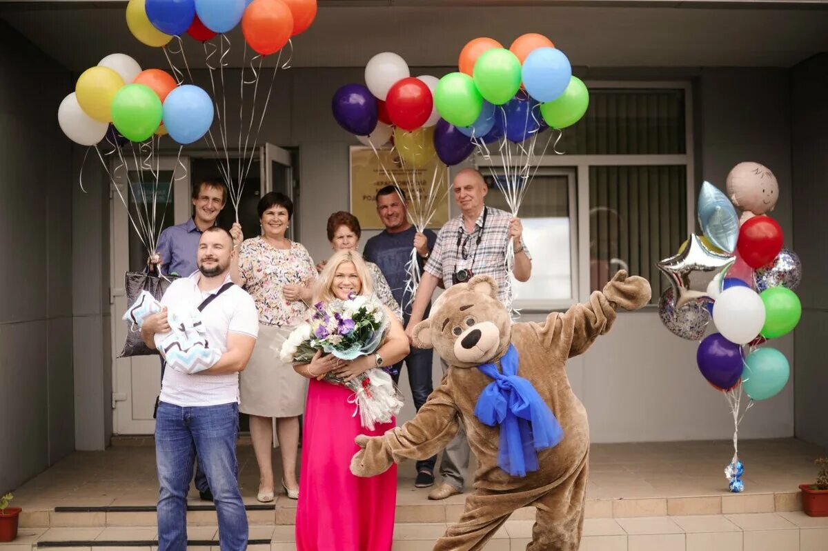 Праздничного стола и мама и сын готовить. Фотосессия новый год. Встреча из роддома празднично. Встреча ребенка из роддома. Семейное застолье.