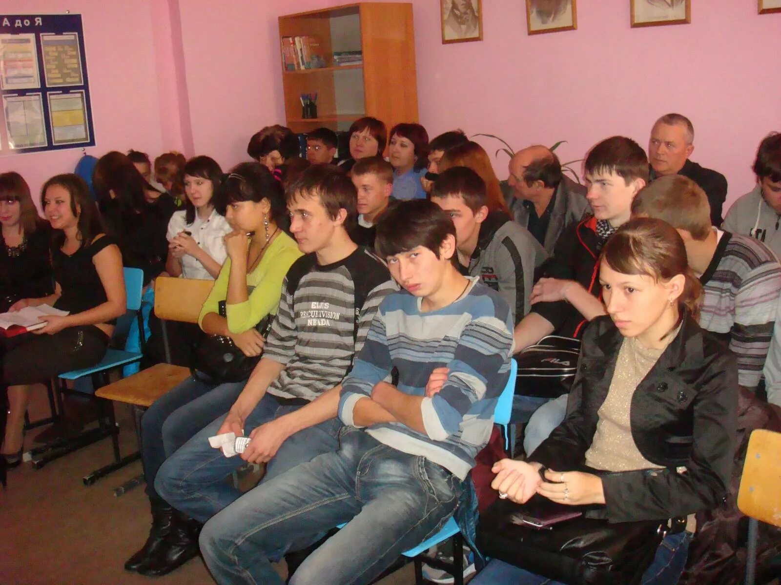 Горный техникум енакиево. Горный лицей. Краснопартизанский политехнический лицей. Краснопартизанский лицей политехнический доктор. Енакиево.