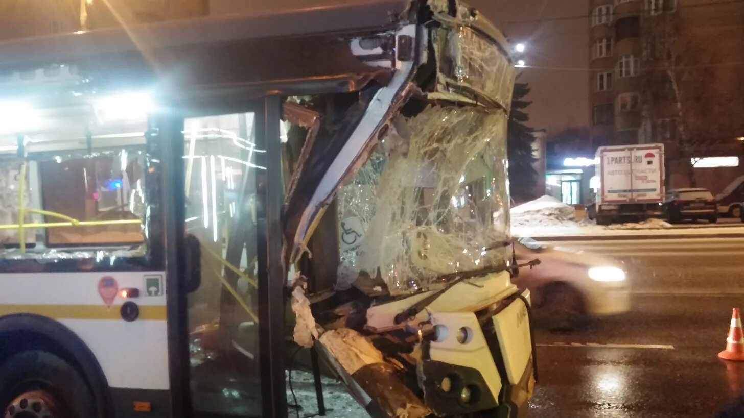 Авария Химки на Юбилейном проспекте. Столкновение автобуса в Химках. Авария в Химках вчера с автобусом.