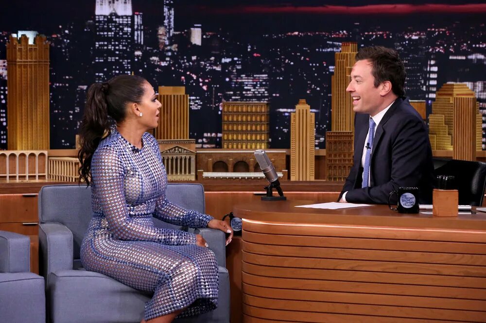 Скарлетт йоханссон на шоу джимми фэллона. The tonight show. The tonight show. Шоу джимми фэллона поцелуй. Джимми фэллон.