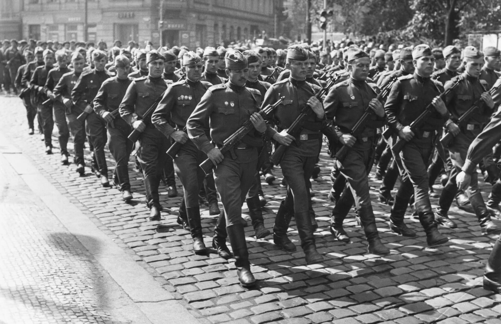 Марширующие солдаты СССР. Советские солдаты ВОВ маршируют. ВОВ 1941 Строй солдат СССР. Солдаты на параде.