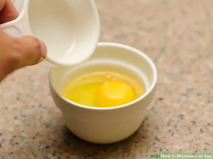 Можно ли греть яйцом. Яйцо в микроволновке. Яйцо в крутую микроволновке. Яйцо пашот в микроволновке в кружке. Сварить яйцо в микроволновке.