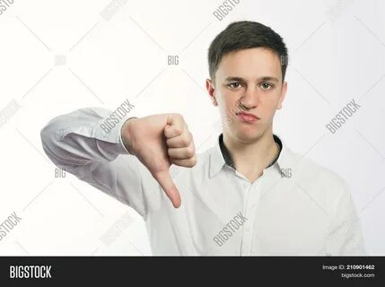 Парень показывает бывших