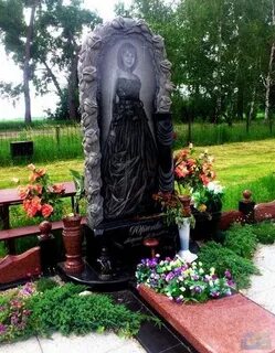 Красивый памятник женщине на кладбище