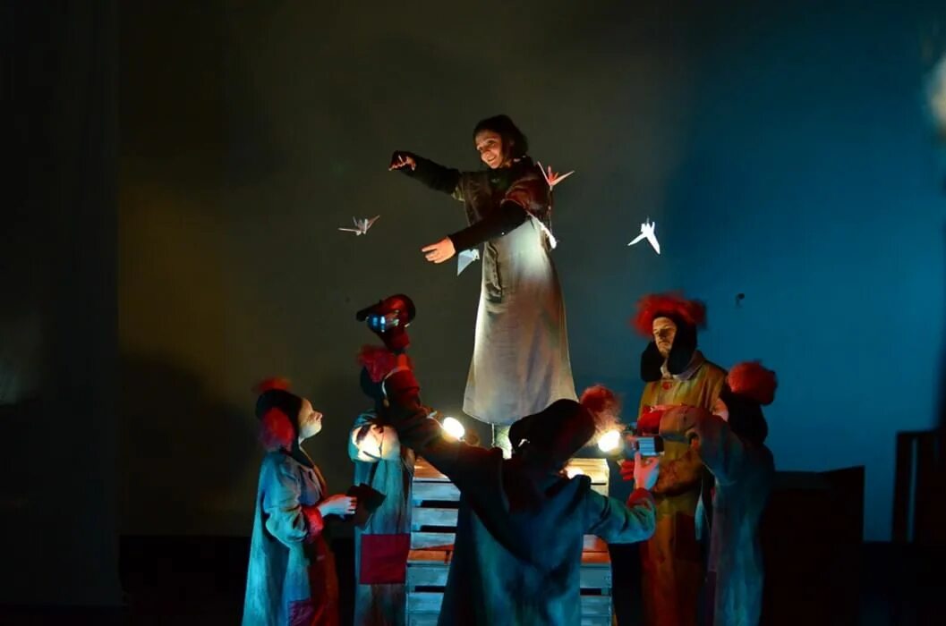 Спектакль девочка со спичками в театре. Девочка со спичками спектакль севастополь. Спектакль девочки. Спектакль девочка со спичками в театре. Кукольный спектакль девочка со спичками.