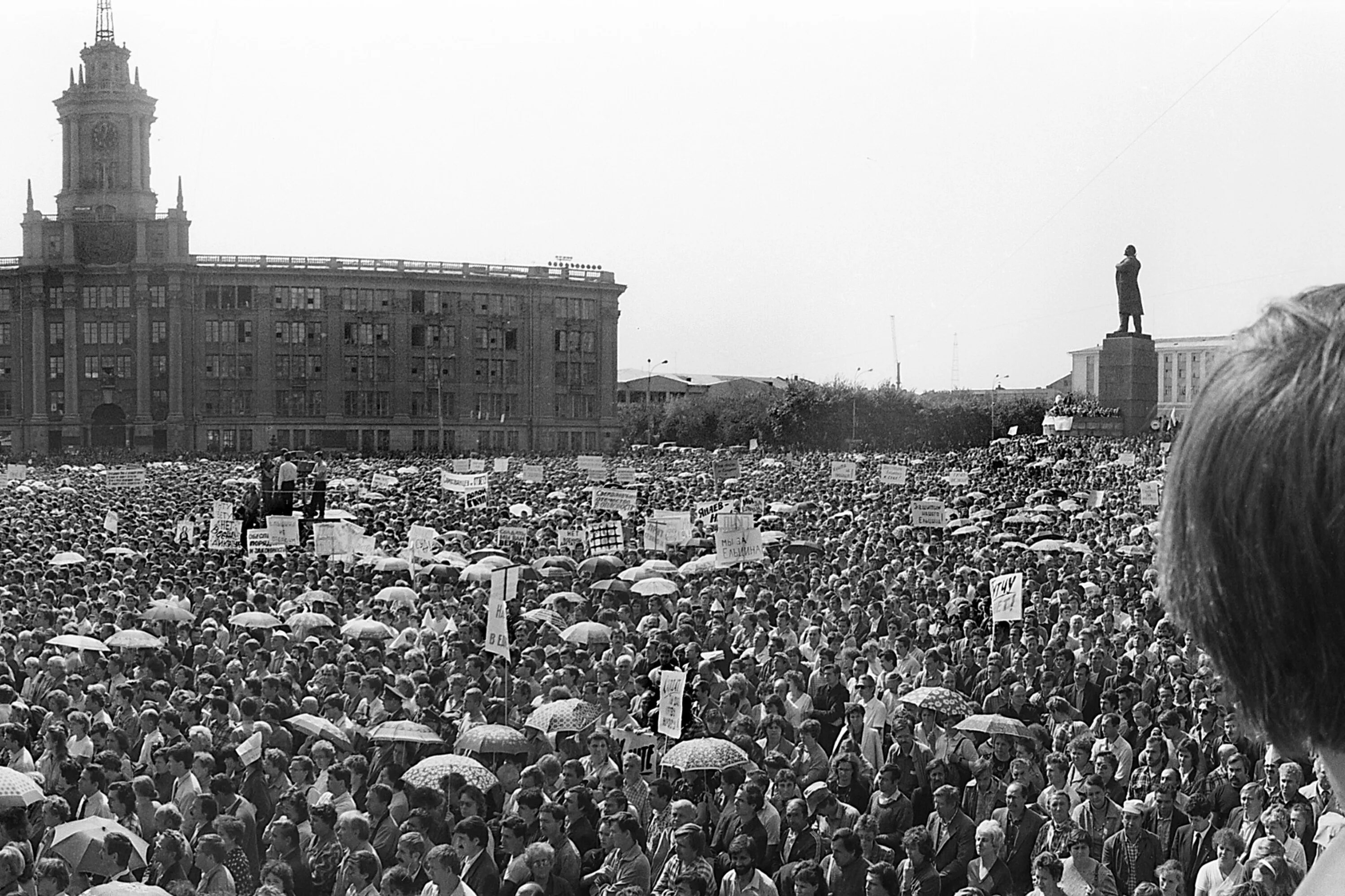Митинг москва 1991 манежная. Люди на площади. Екатеринбург площадь 1905 года митинг. Дворцовая площадь в санкт-петербурге концерт. Дворцовая площадь в санкт-петербурге.