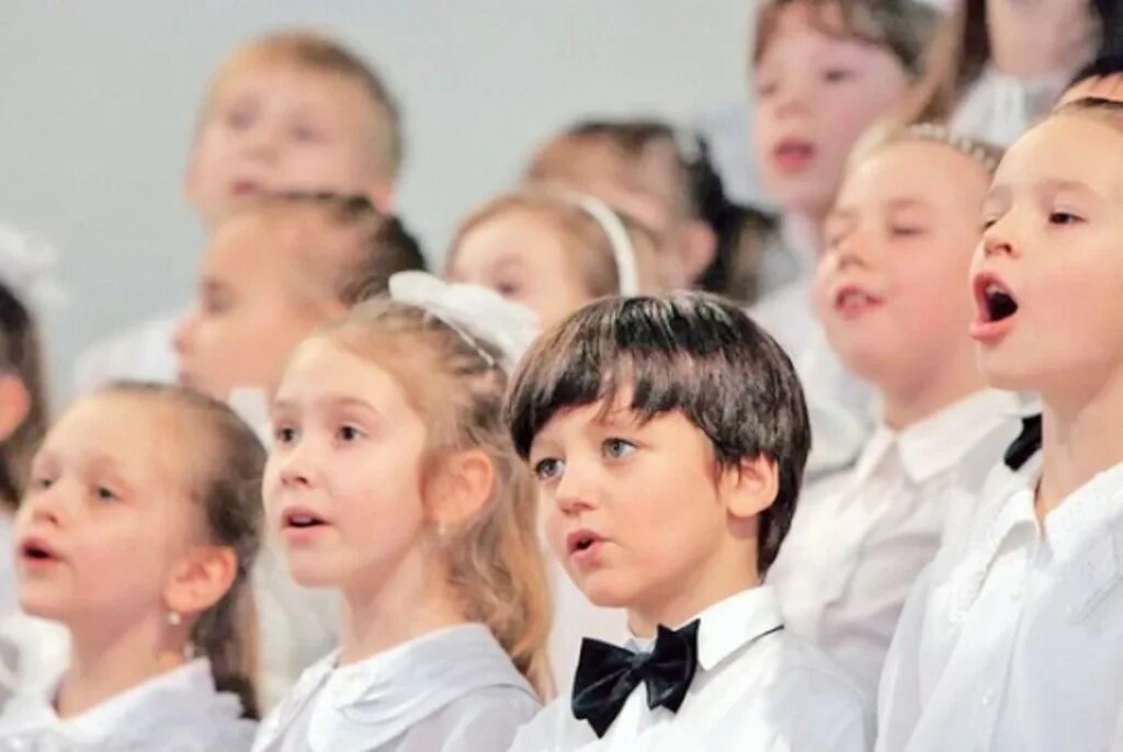 Девочка поет в хоре. Детский хор светлакова. Дети поют на сцене. Костюмы для хора детского. Дети поют в хоре.