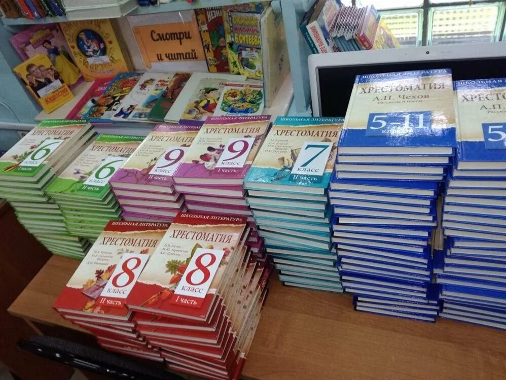 много книг. двум тысячам книг. тысяча книг. как выглядит 1000 книг. библиотека нижневартовск.